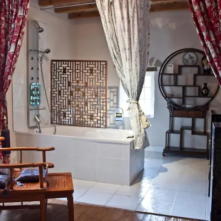 Chateau De Chantelauze בית הארחה Olliergues