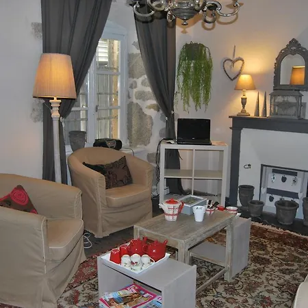 Chateau De Chantelauze בית הארחה Olliergues